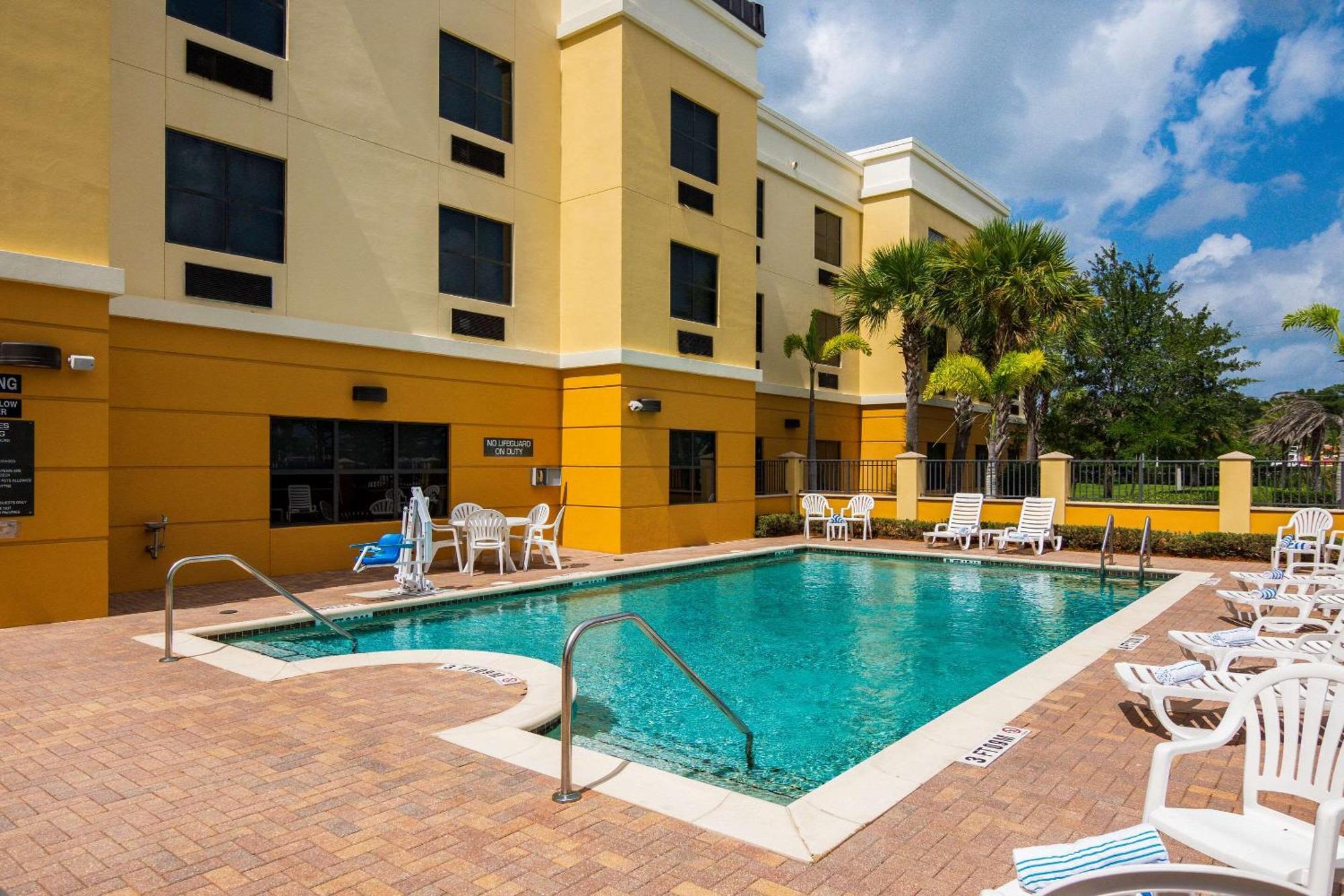Comfort Suites Vero Beach I-95 Exterior foto